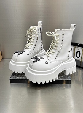 今年流行爆款厚底马丁靴女重工小众设计感2025新款秋季多巴胺短靴