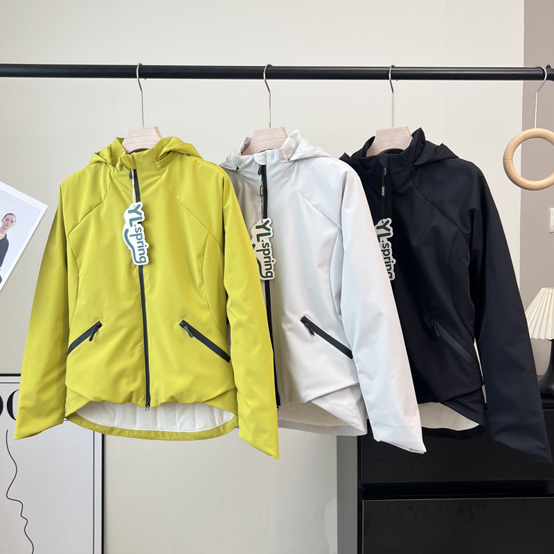 马蹄服羊毛内里保暖防风冲锋衣女