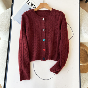 彩系！2025春季新款洋气法式爱心纽扣圆领红色绞花针织开衫毛衣女