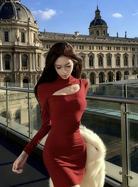 Teptdc |原创赤焰缪斯圣诞酒红解构镂空露背包臀连衣裙2025新款