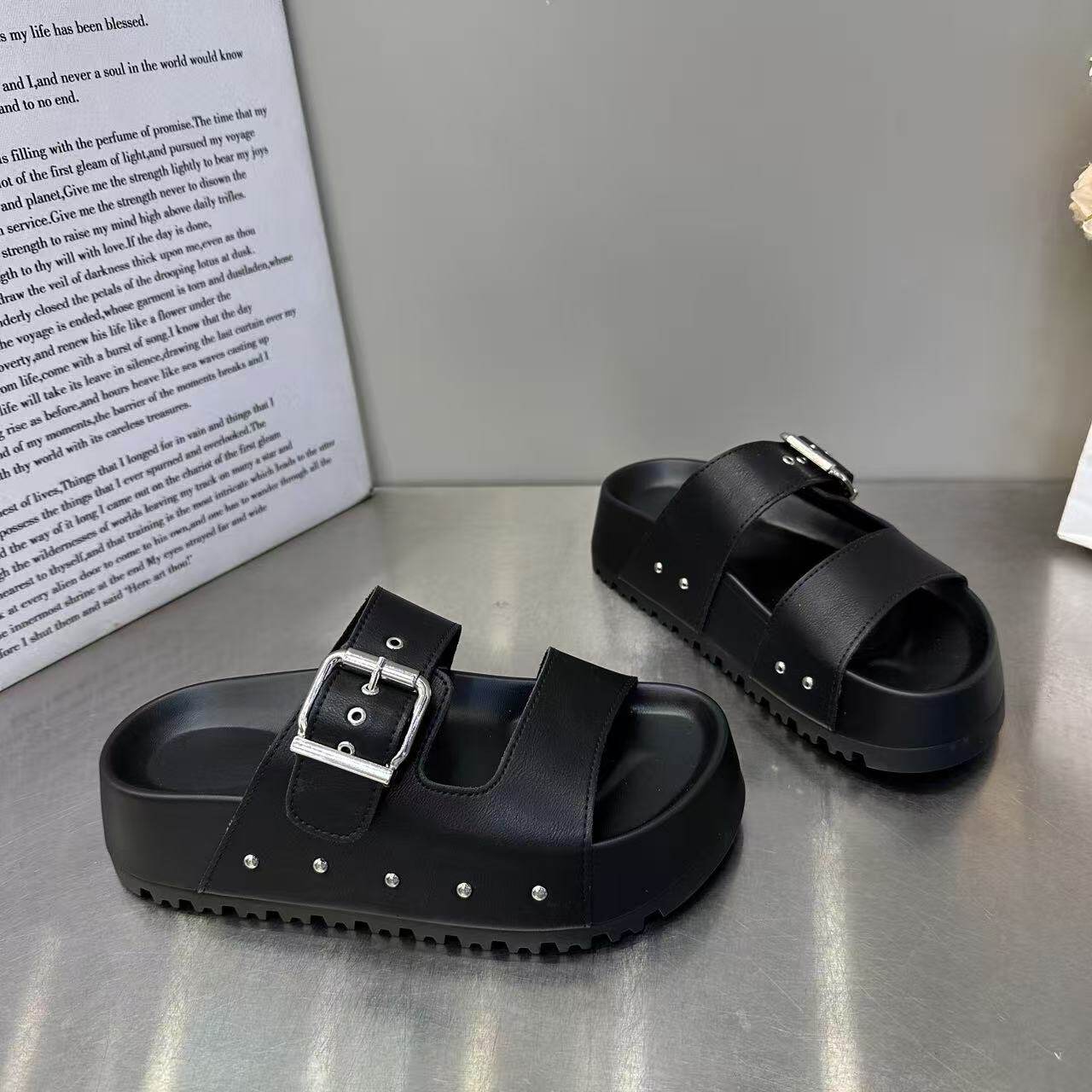 欧货黑色外穿厚底增高拖鞋女2026春夏新款铆钉时尚休闲爆款凉拖鞋