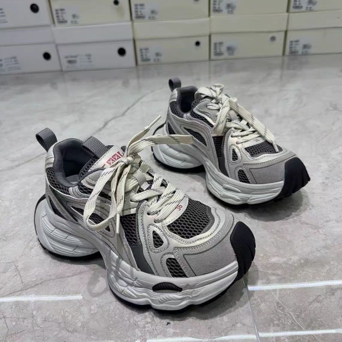 欧洲站2025秋冬新款时尚老爹鞋休闲鞋女鞋潮厚底系头擦色单里绒里