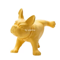 Желтая моча собаки и ноги собаки мочиться с левыми ногами