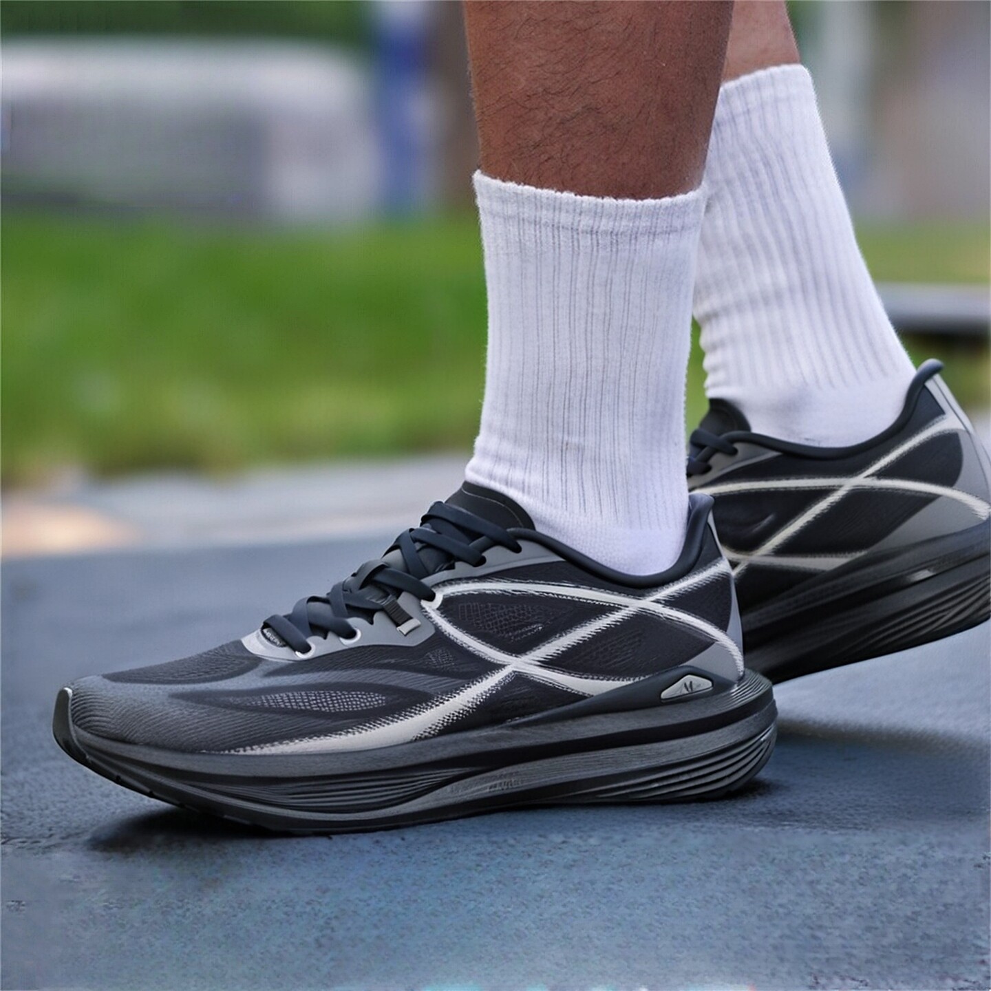 安踏冠军轻风男子跑步鞋2025秋冬透气轻便运动休闲鞋112545532A