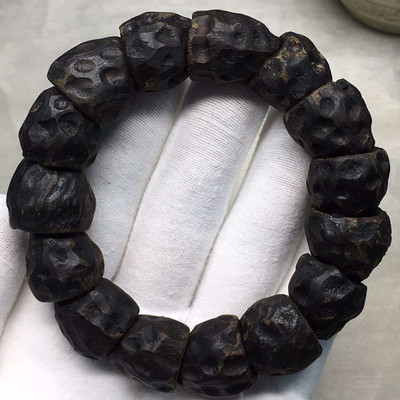 天然加里曼丹随形达拉干沉香手串