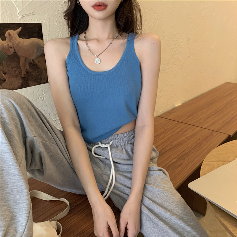 16 U-neck knitted for comfortable feel with vest on the inside and fashionable jacket on the outside