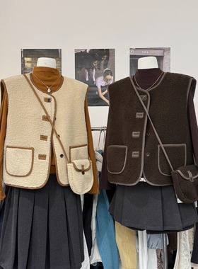 韩系时尚复古撞色仿羊羔毛圆领马甲外套女皮毛一体宽肩背心配包包