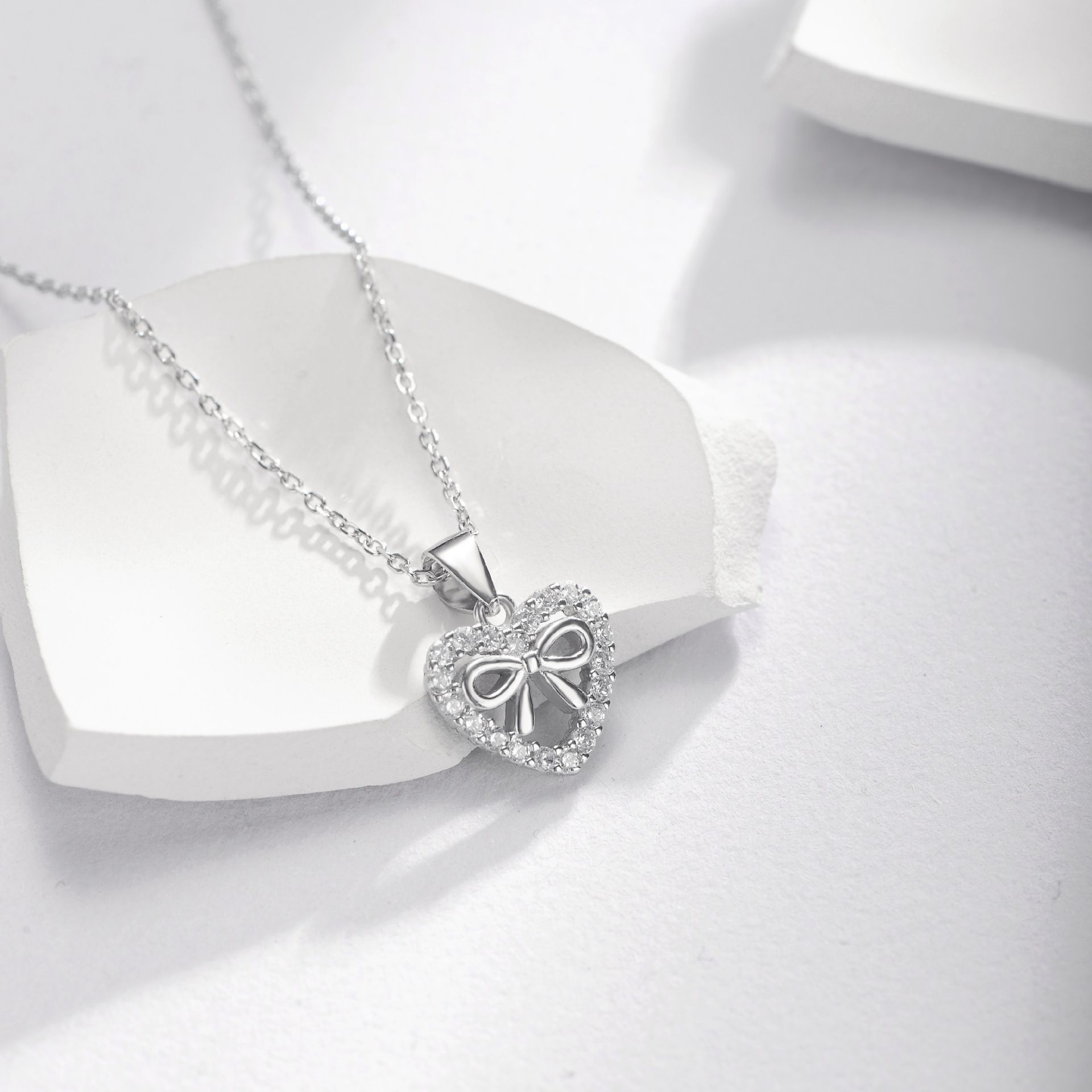 s925纯银爱心蝴蝶结项链女韩版轻奢设计感百搭心形锁骨链高级感