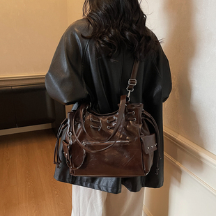 2025秋冬新款百搭通勤单肩斜挎手提甜酷辣妹潮时尚大容量托特包女