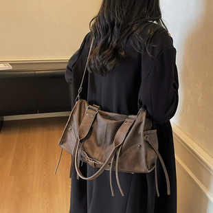 废土风手提机车包包女2025秋冬新款潮复古托特包高级大容量斜挎包