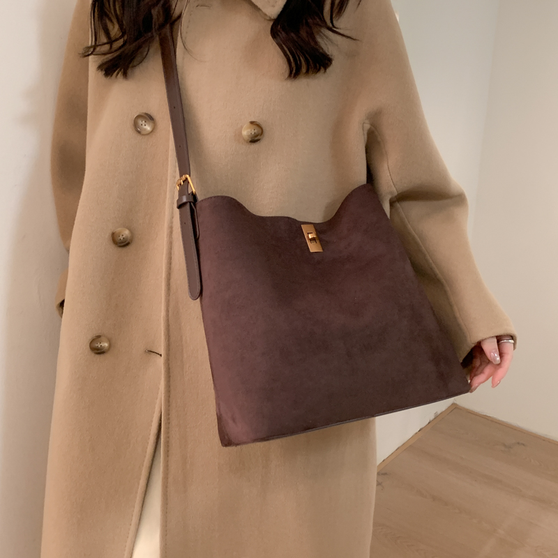 2025秋冬新款简约百搭水桶包