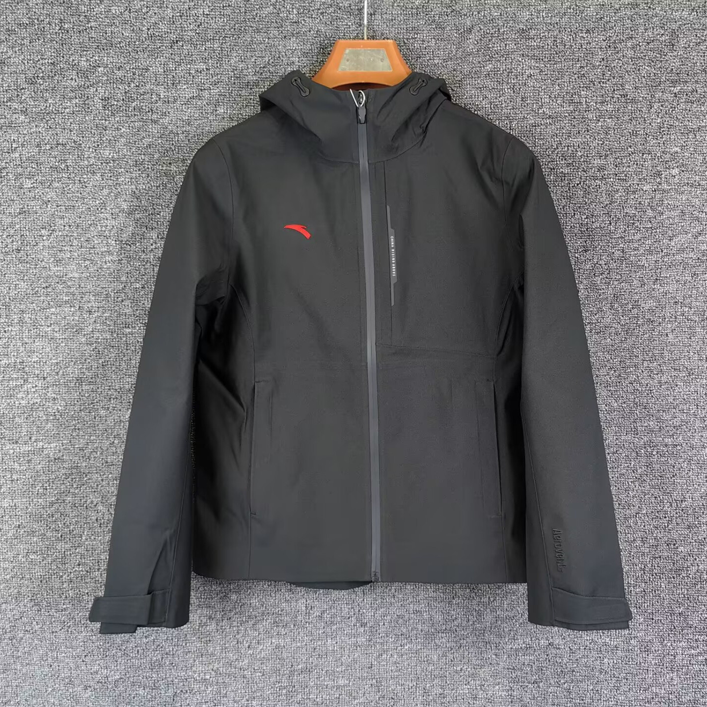 安踏女风暴甲LT冲锋衣2025秋