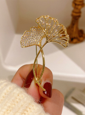 金色银杏叶胸针女轻奢高级感简约胸花新款防走光精致时尚别针配饰