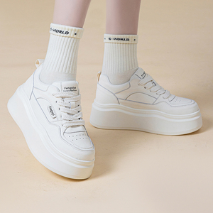 春秋真皮大码女鞋41—43脚宽肥百搭新款小白鞋轻便厚底运动潮板鞋