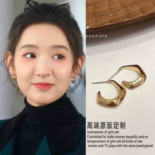 突然的喜欢林欢儿王玉雯同款金色C型女耳环小众轻奢高级百搭耳饰