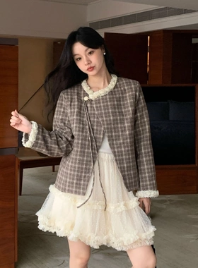 【诠释】NEWOPEN25冬法式森系格纹花边不规则斜领系带外套女F6978