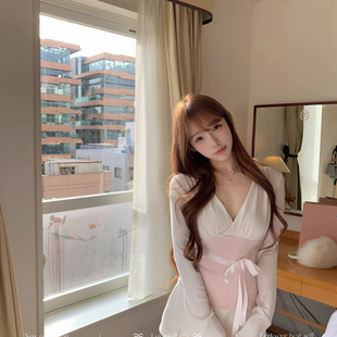 Simida斯密达-26年早春撞色拼接v领收腰上衣长袖T恤