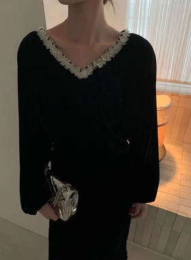 【诠释】NEWOPEN25冬复古宽松长袖设计感露背v领丝绒卫衣女F6989