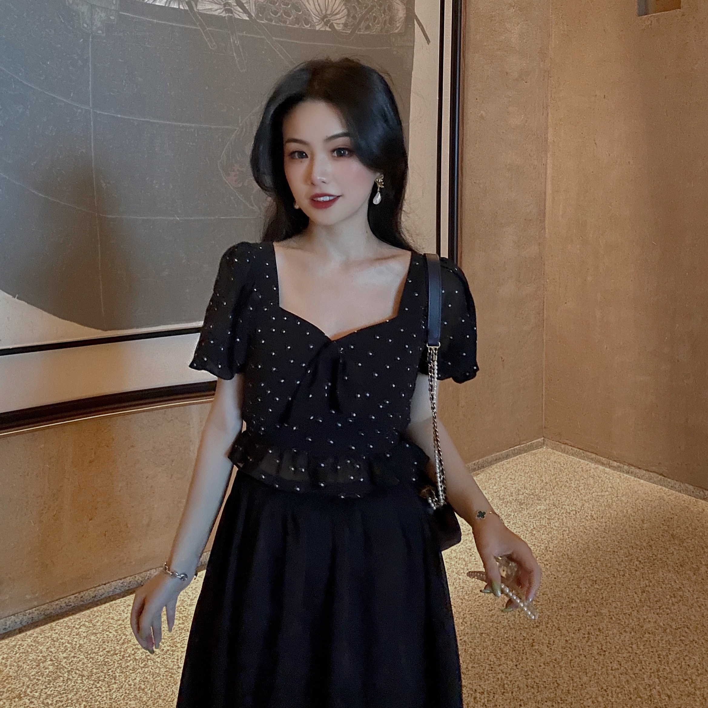 at ease自在小个子法式复古波点黑色雪纺衬衫方领木耳边露腰上衣