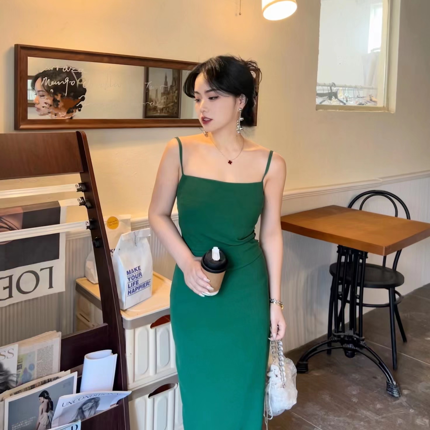 自在小个子绿宝石复古港风收腰吊带连衣裙女2023春款气质包臀裙子