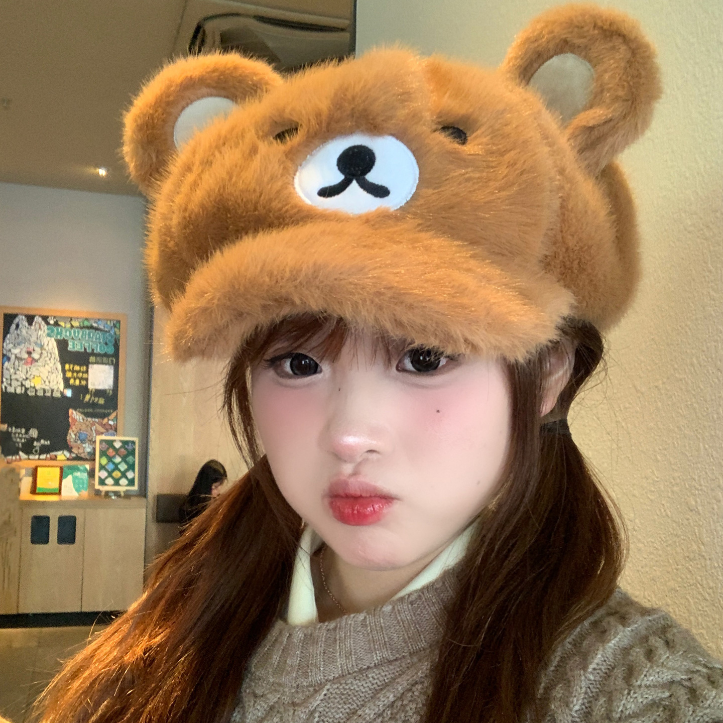 可爱布朗熊毛绒鸭舌帽子女秋冬