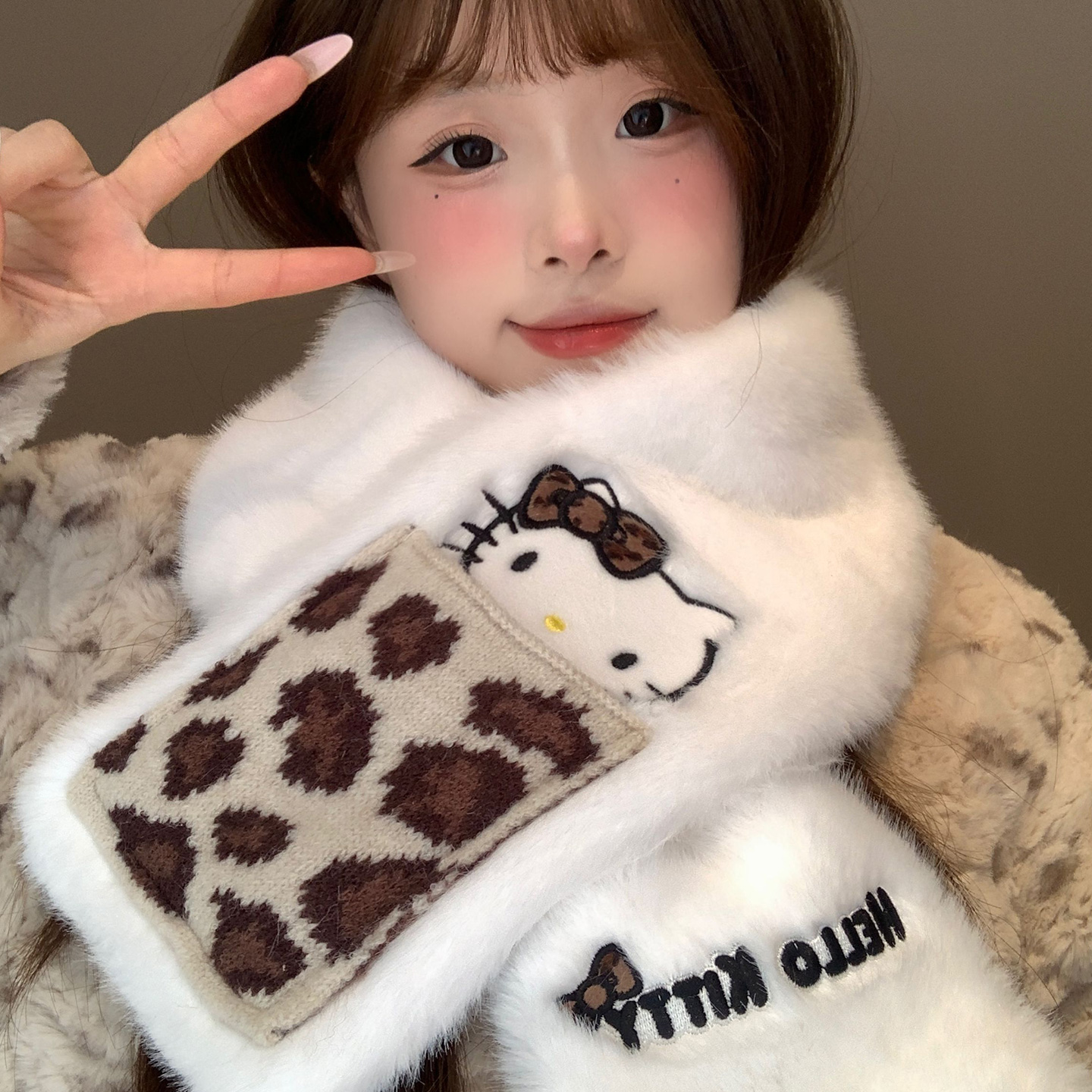 三丽鸥HelloKitty毛绒交叉围巾