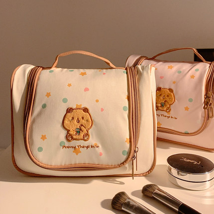 可爱小熊化妆包女可悬挂分区便携外出大容量护肤品收纳包袋洗漱包