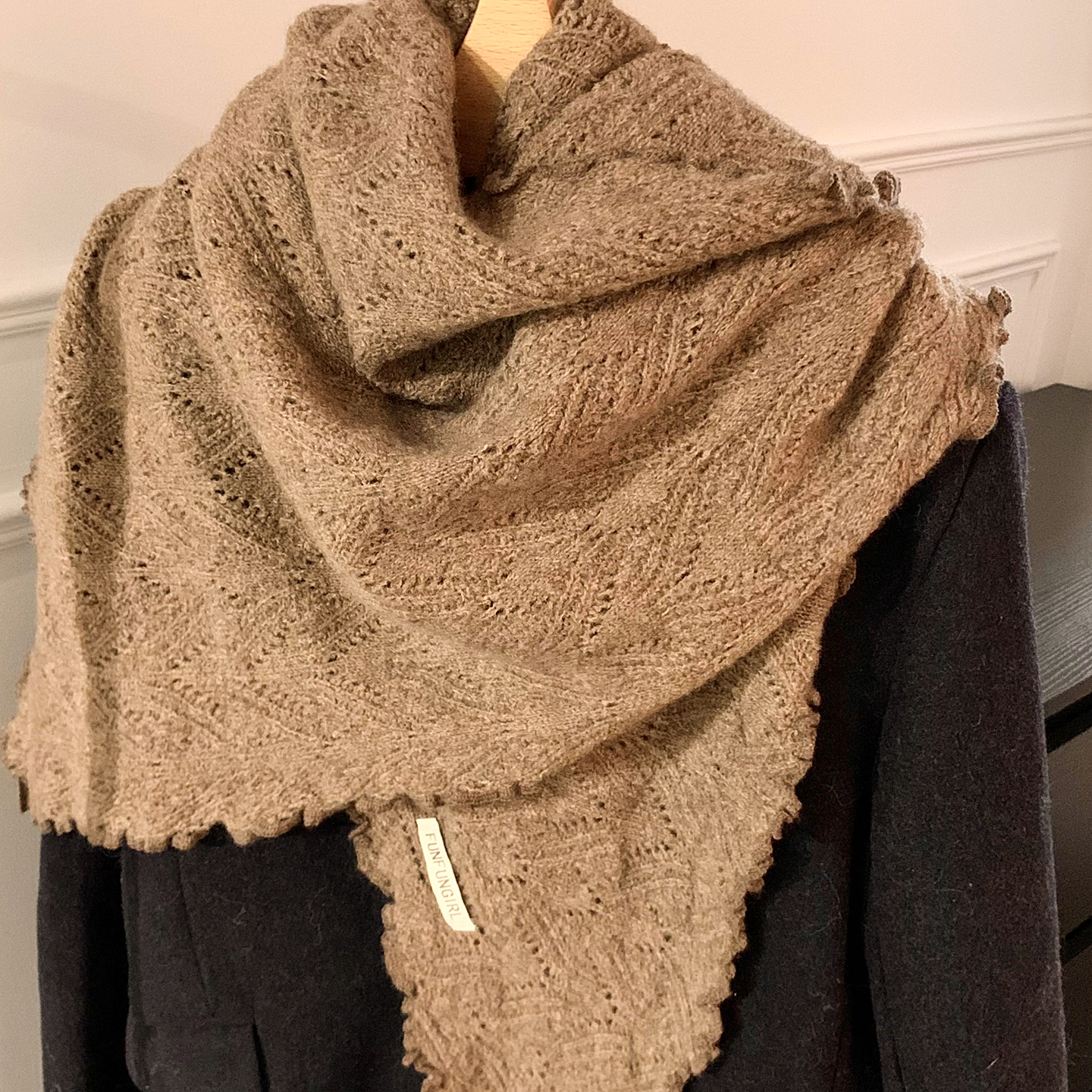 复古木耳边三角披肩女冬