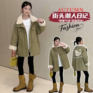 卡通KT猫卡其色羊羔毛派克服棉服女童2026冬中长款加棉工装厚外套