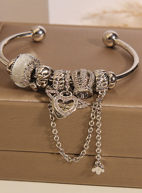 萌宠天使兔子爱心白色琉璃珠手链