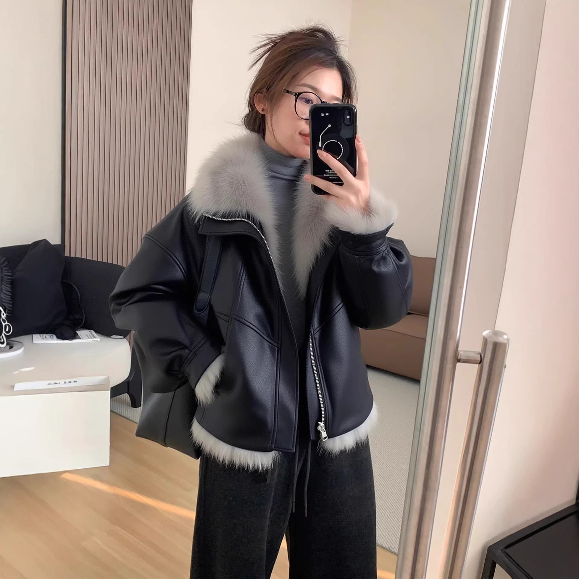 黑色翻领毛绒短款夹克皮衣外套女巨好看的冬装加绒加厚机车服棉衣