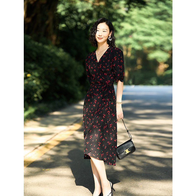 100桑蚕丝樱桃印花真丝连衣裙女2026夏季新款宽松显瘦v领茶歇裙子