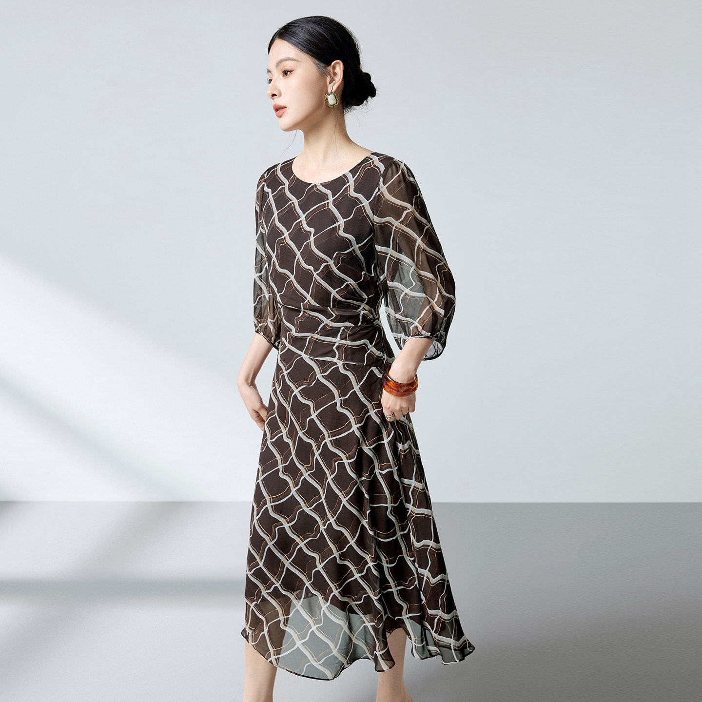 2026夏几何印花宽松型优雅长袖时尚休闲百搭真丝连衣裙女设计修身