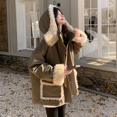 军绿色羊羔毛拼接羽绒服2025新款女冬中长款皮毛一体派克服厚外套