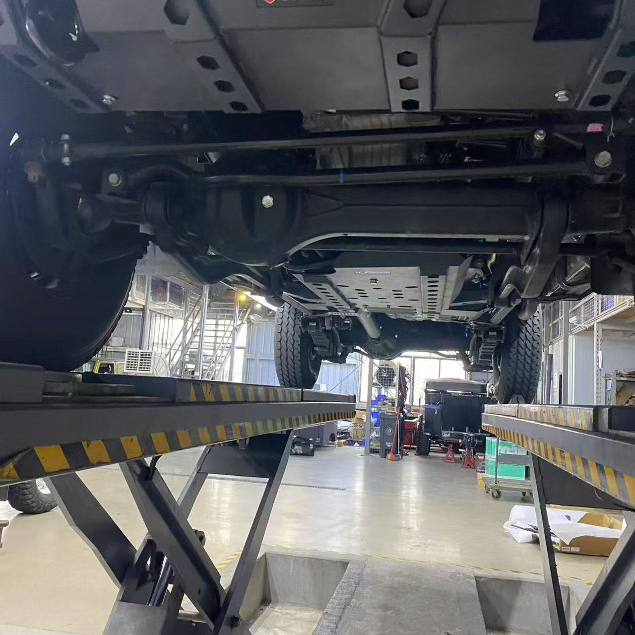 使用丰田LC7系改装底盘护板LC76 LC78 LC79底盘发动机护板