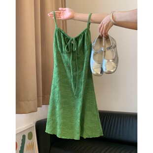 显瘦抹胸海边度假连衣裙 新款 法式 复古肌理感绿色吊带短裙子女夏季