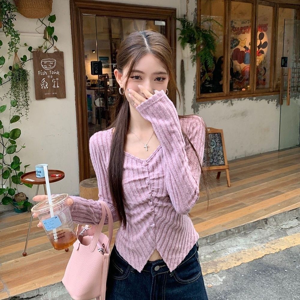 卡其色正肩V领胸前爱心装饰纽扣长袖T恤打底衫女早秋修身显瘦上衣