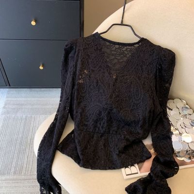 秋冬低领蕾丝V领泡泡袖打底衫