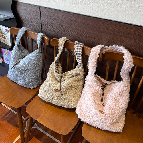 秋冬新款韩系慵懒风羊羔毛单肩包大容量通勤百搭斜挎托特包女