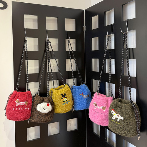 冬季新品毛绒斜挎抽绳小包时尚百搭可爱图案包包女