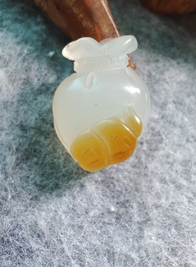 早期天然玛瑙 俏色雕双金钱福袋钱袋吊坠 高2.6厘米重12克 R.1621