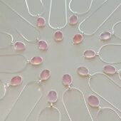 新款 粉色草莓晶水晶项链女ins小众设计简约椭圆吊坠锁骨链颈饰