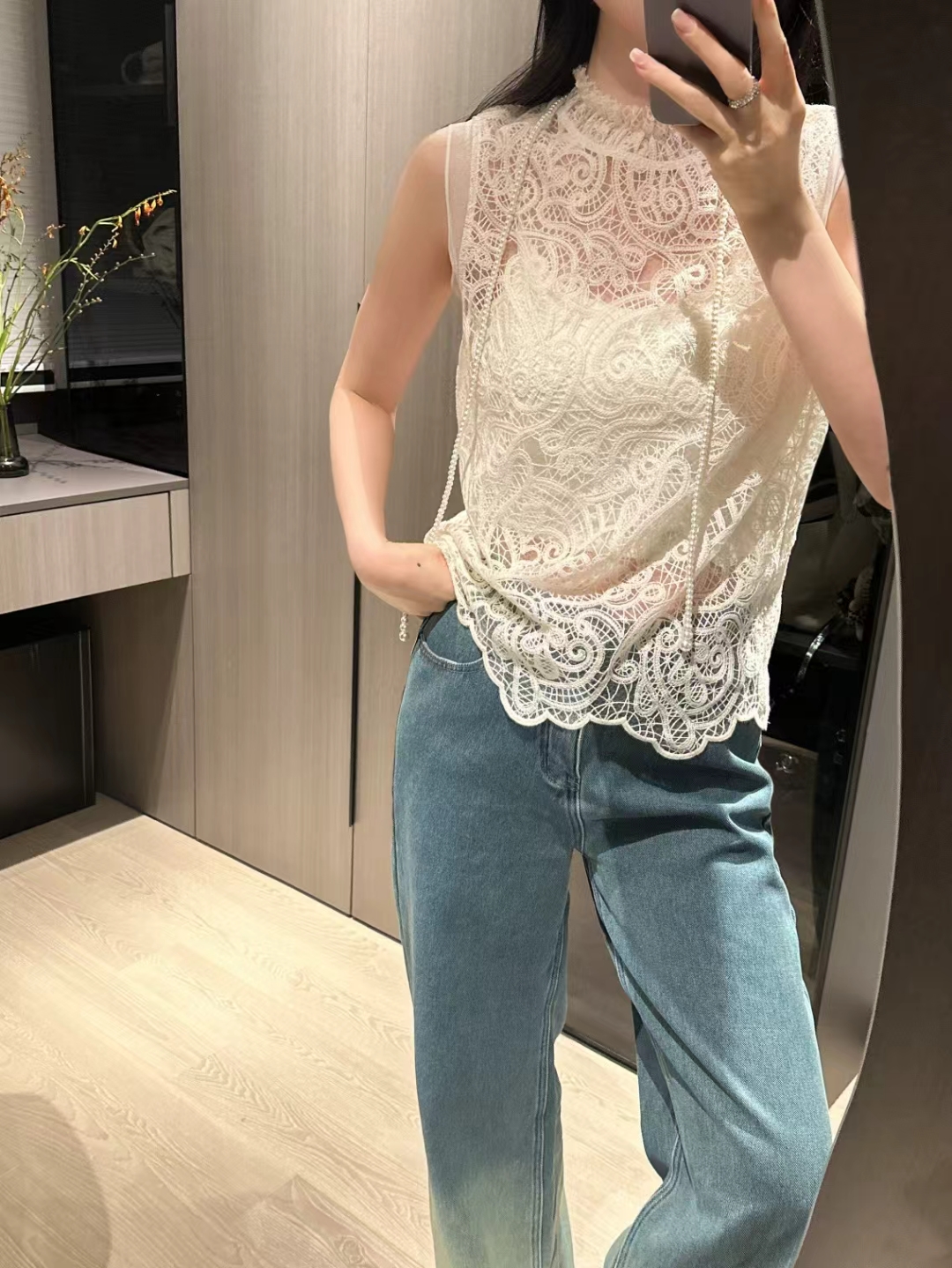 法式小众镂空木耳领蕾丝衫女秋冬季2025新款时尚显瘦内搭无袖上衣