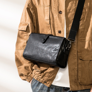 新款 背包休闲百搭单肩斜挎包植糅牛皮简约手拿包 原创真皮潮牌男士