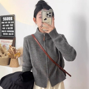 巨好看双拉链立领毛衣女款2026新款秋冬季针织开衫慵懒风坑条外套