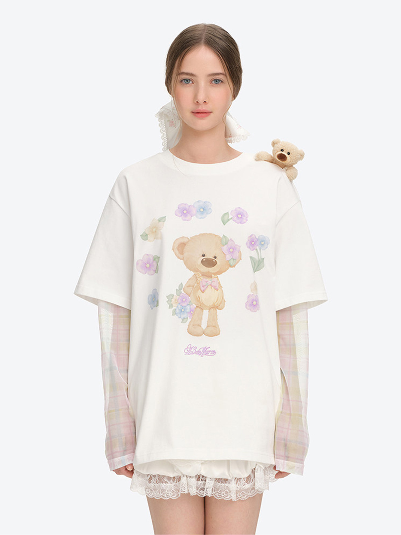 [มีสินค้าในคลัง] เสื้อท็อปผู้หญิงคอรอบ แบบสองชิ้นปลอม พิมพ์ลายดอกไม้ล้อมรอบ รูปหมี 13Demarzo สไตล์เดียวกับหวงเสี่ยวหยุน