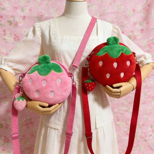 原创设计夏日成人儿童草莓斜挎包毛绒小包包生日礼品草莓收纳包