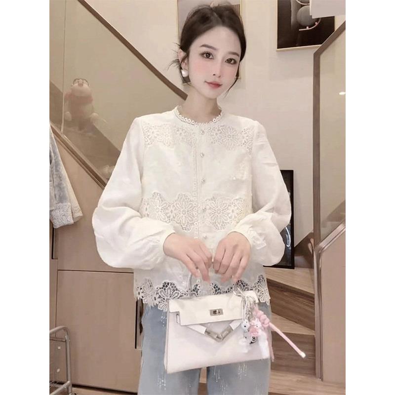 白色圆领蕾丝花边长袖衬衫女春秋欧货珍珠扣设计感小众镂空上衣潮