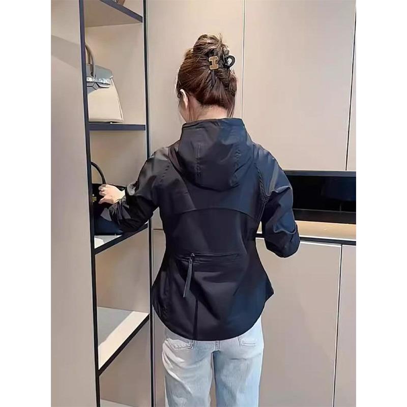 黑色长袖连帽冲锋衣外套女春秋欧货时尚修身收腰显瘦短款夹克上衣