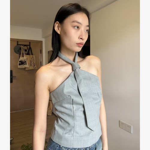 洋气设计感挂脖小衫背心高级灰女